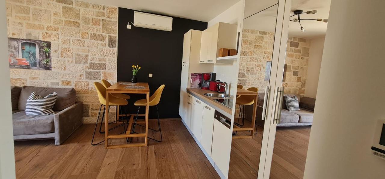 Apartments Lolita Бол Екстериор снимка