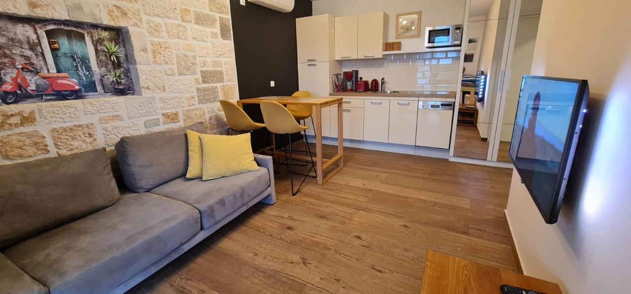 Apartments Lolita Бол Екстериор снимка