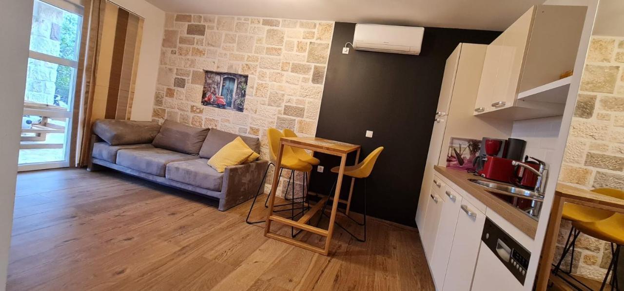 Apartments Lolita Бол Екстериор снимка