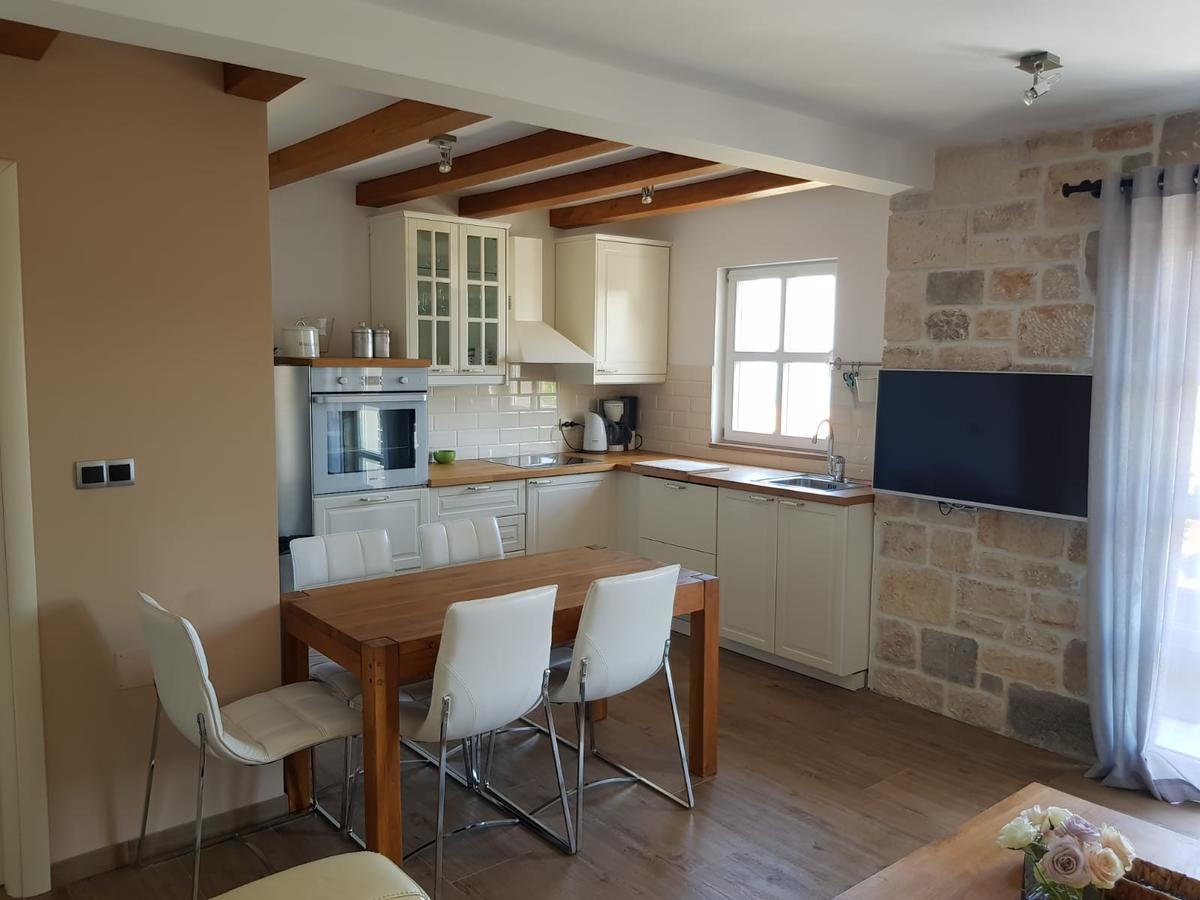 Apartments Lolita Бол Екстериор снимка