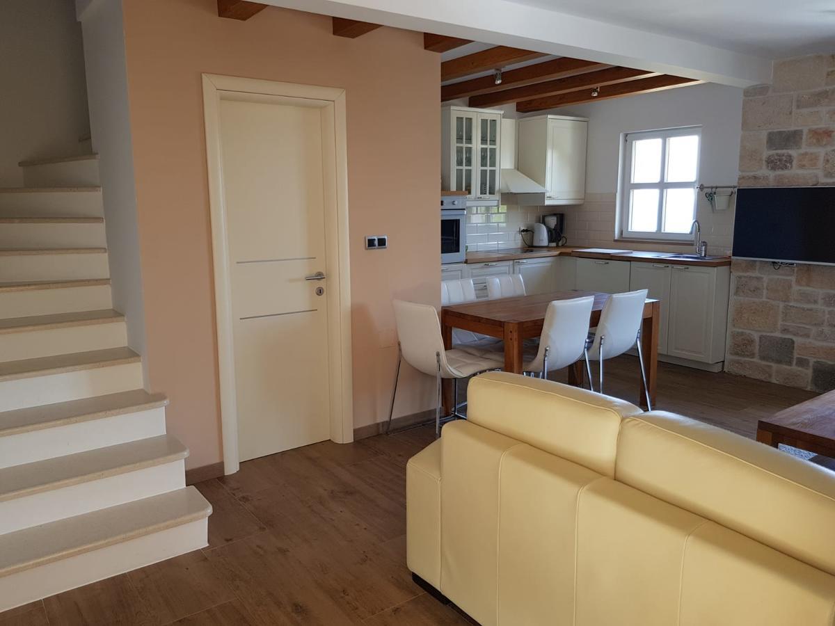 Apartments Lolita Бол Екстериор снимка