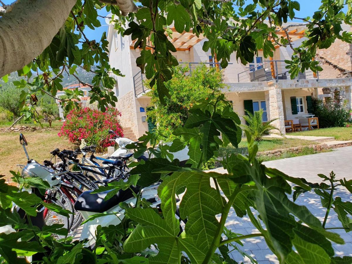 Apartments Lolita Бол Екстериор снимка